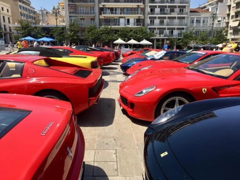 Πάτρα: Μαγνητίζουν τα βλέμματα οι 40 Ferrari – Θαυμασμός στο κέντρο της πόλης (βίντεο)